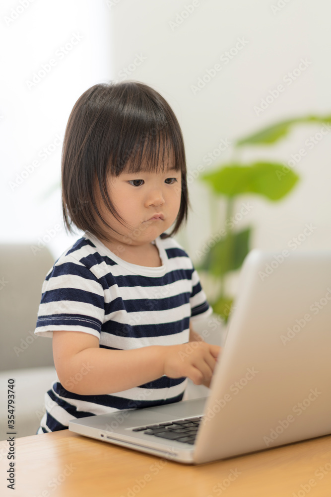 パソコンを使って遊ぶ女の子