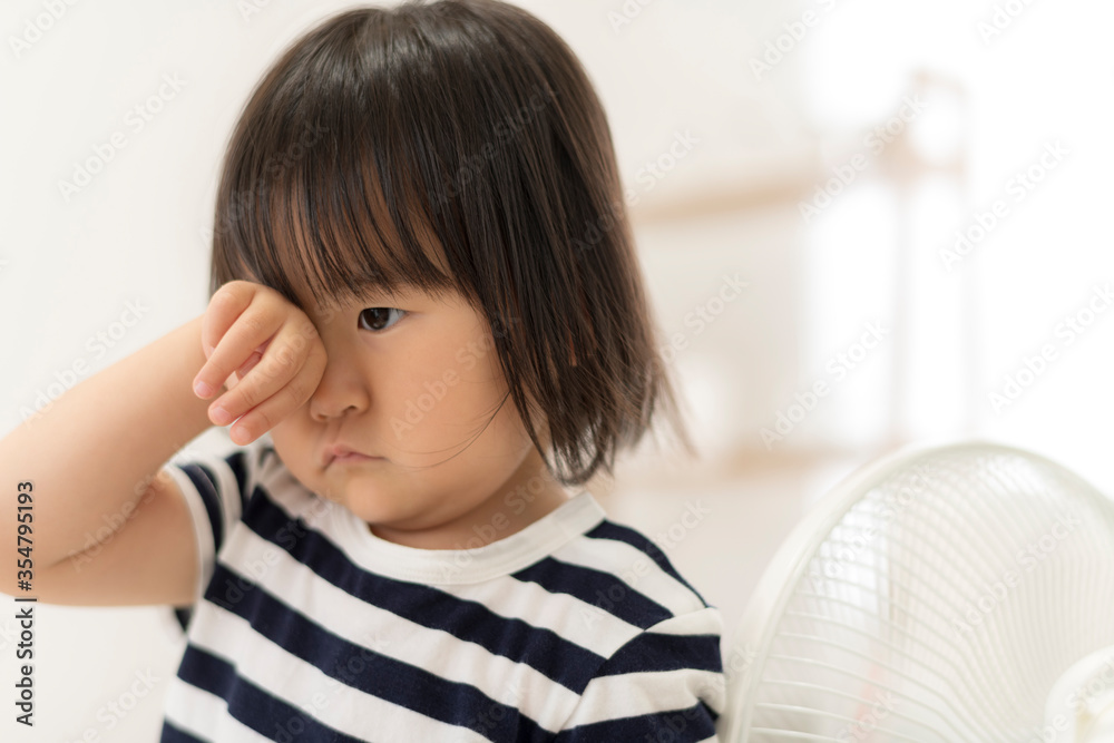 遊び疲れて眠たくなって目を擦る女の子 Stock Photo Adobe Stock