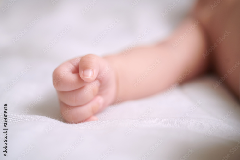 赤ちゃんのギュッと握り締められた手 赤ちゃんのギュッと握り締められた手