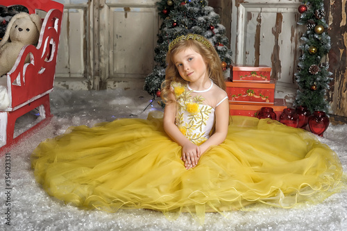 Canvas Print blonde princess in a smart yellow dress