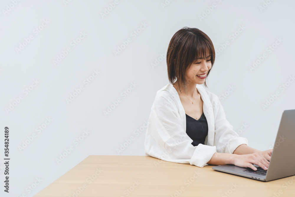 パソコンをする女性