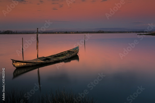 Entorno de la ria de Aveiro en Portugal, barcas y atardecer.