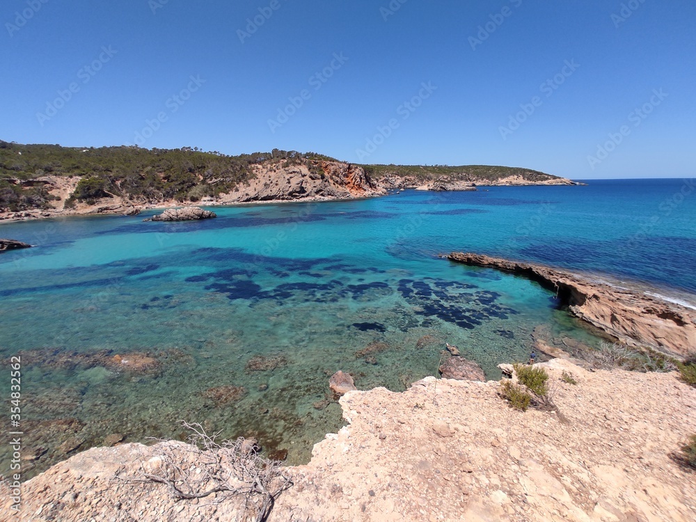 Vistas espectaculares de las costas mediterráneas.