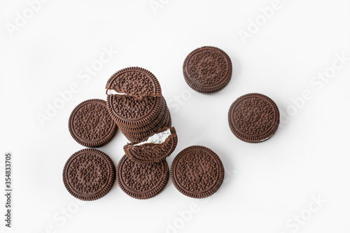 Cuadro en lienzo Round chocolate cookies on a white background