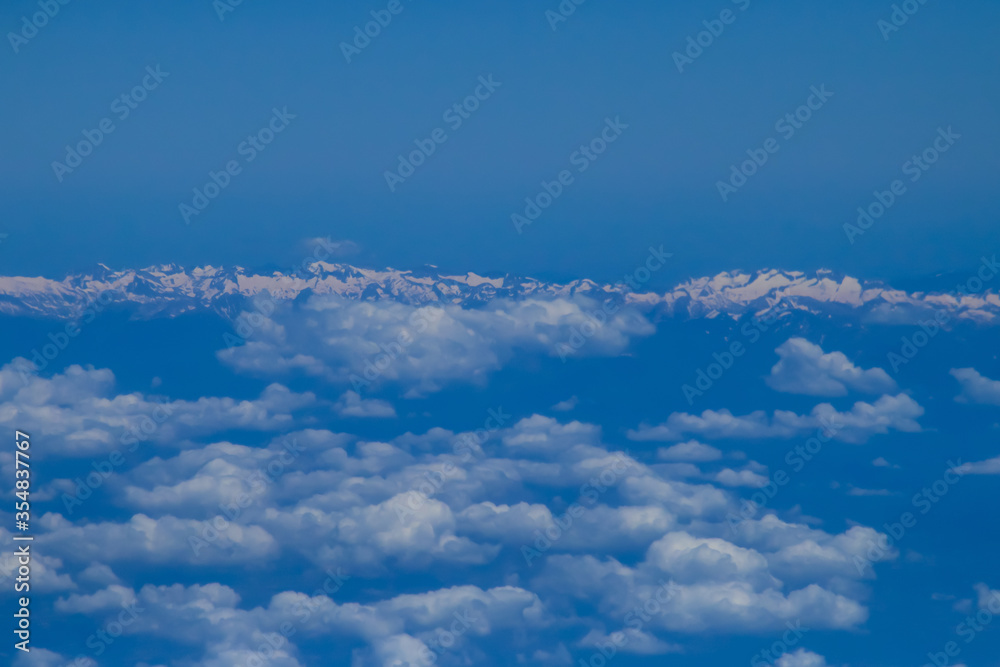 Fototapeta premium Los Pirineos nevados y nubes en su lado sur. Vista desde un vuelo comercial a la altura de la provincia de Zaragoza.