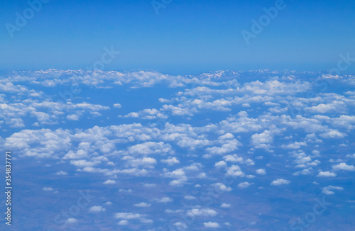 Los Pirineos nevados y nubes en su lado sur. Vista desde un vuelo comercial a la altura de la provincia de Zaragoza.