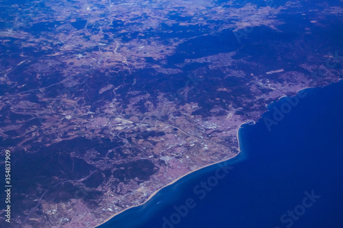 Río de la Tordera y su delta entre Blanes y Malgrat de Mar, Cataluña, España. Fotografía aérea desde que se observa la costa mediterránea de Cataluña.