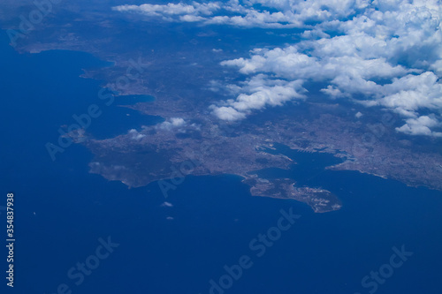 Costa azul francesa, la Provenza, Puerto de Tolón. Fotografía aérea desde la que se observa la línea de costa mediterránea al sur de Francia.