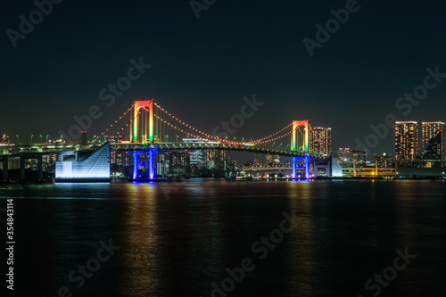 Fototapeta Naklejka Na Ścianę i Meble -  レイボーブリッジ、七色のライトアップ 富士見橋から
