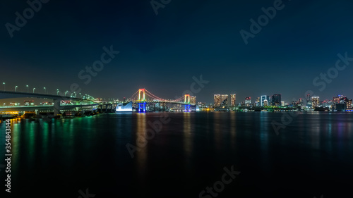 レイボーブリッジ、七色のライトアップ 富士見橋から © 健太 上田