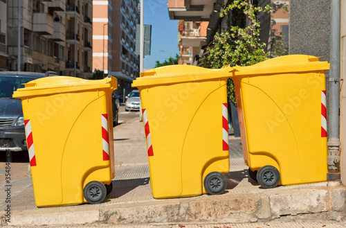 Cossonetti della spazzatura gialli photo