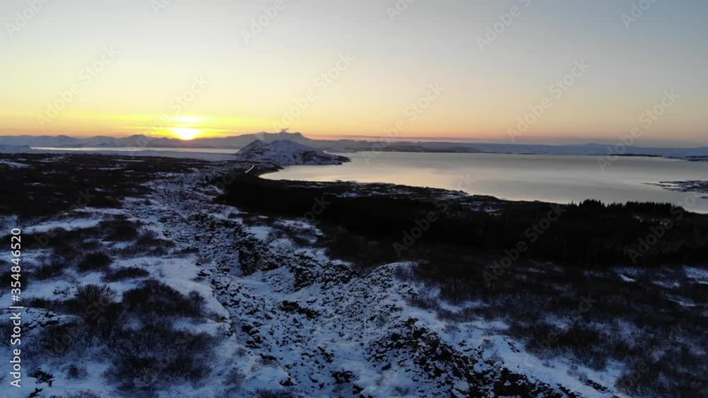 See in Island bei Sonnenuntergang Drohnenflug See in Island bei Sonnenuntergang Drohnenflug