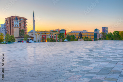 Slika na platnu Sunrise view of Skanderbeg memorial and Ethem Bey mosque in Tirana, Albania