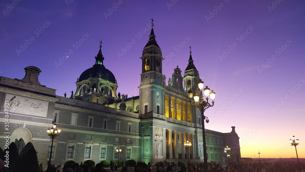 catedral de Madrid al atardecer al lado del palacio real