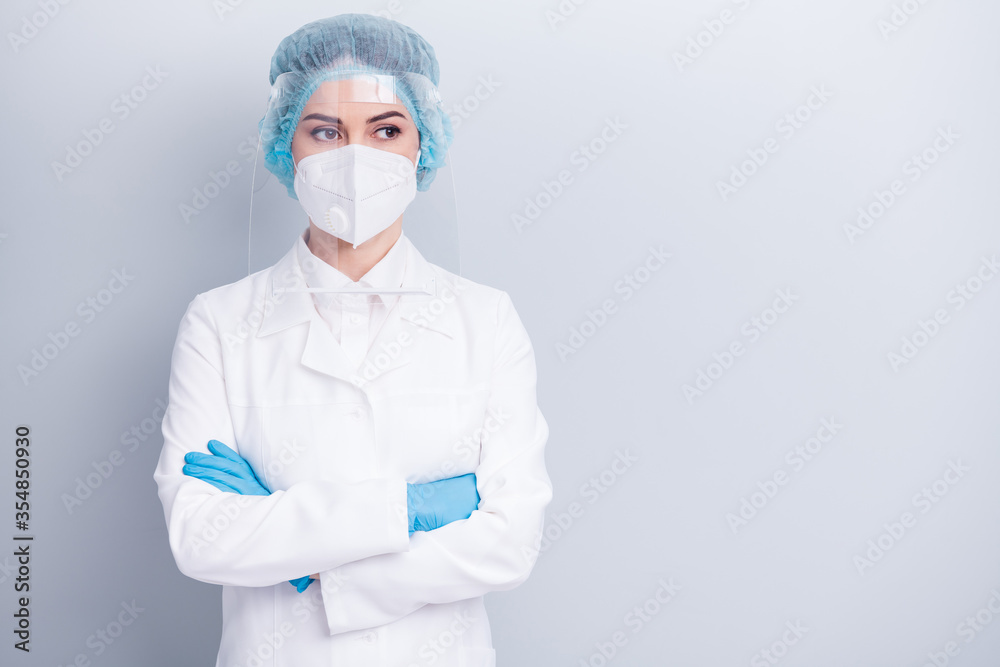 Photo of self-confident virologist doctor lady arms crossed professional watch side intern work wear medical coat mask facial plastic protection shield surgical cap isolated grey background Photo of self-confident virologist doctor lady arms crossed professional watch side intern work wear medical coat mask facial plastic protection shield surgical cap isolated grey background