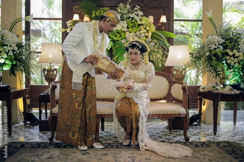 .Kacar kucur ceremony on Javanese wedding rite is done by the groom who will sprinkle coins, rice or seeds to his wife as a symbol that he will be responsible and provide for his family.