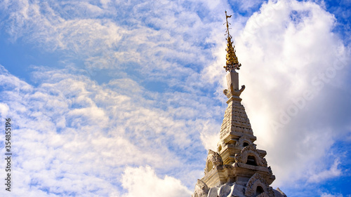 Fotografia The Buddha's Pagoda,The pagoda enshrines the Buddha's relics,The pagoda contains the bones of the Buddha,White relics and blue sky,Thailand