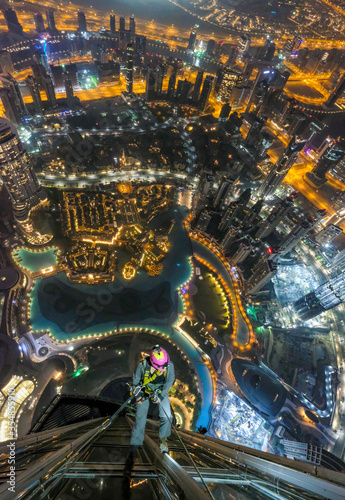 Dubai by night © Phil Explos