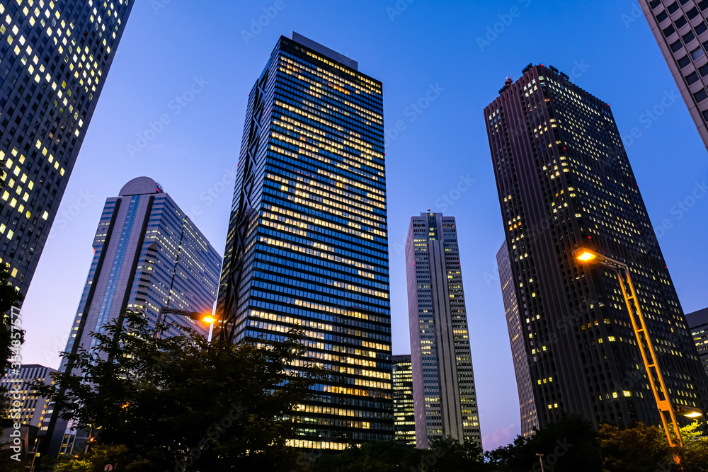 Fototapeta premium 夕暮れの西新宿 高層ビル群