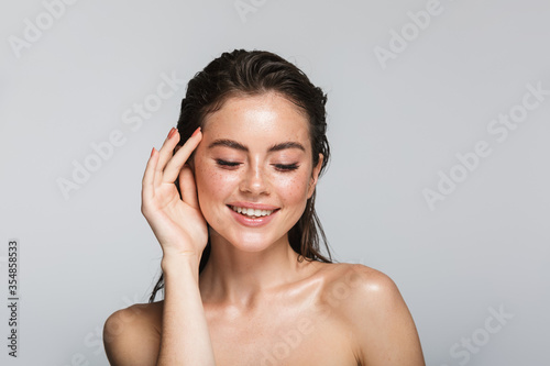 Fotografie Beauty portrait of an attractive young topless brunette woman