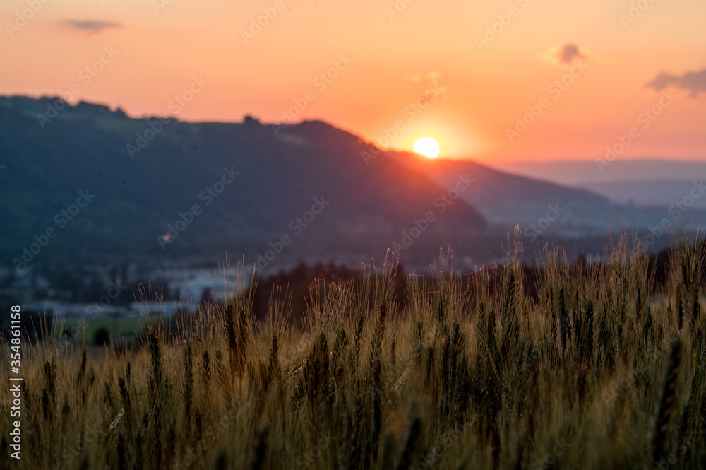 Sonnenuntergang im Sommer über Wiezenfeld im Aaretal