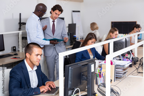 Foto Young women and men in office