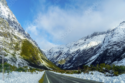 Obraz na płótnie Snowy Mountains Scenery at Milford Sound Road, South Island, New Zealand w salonie
