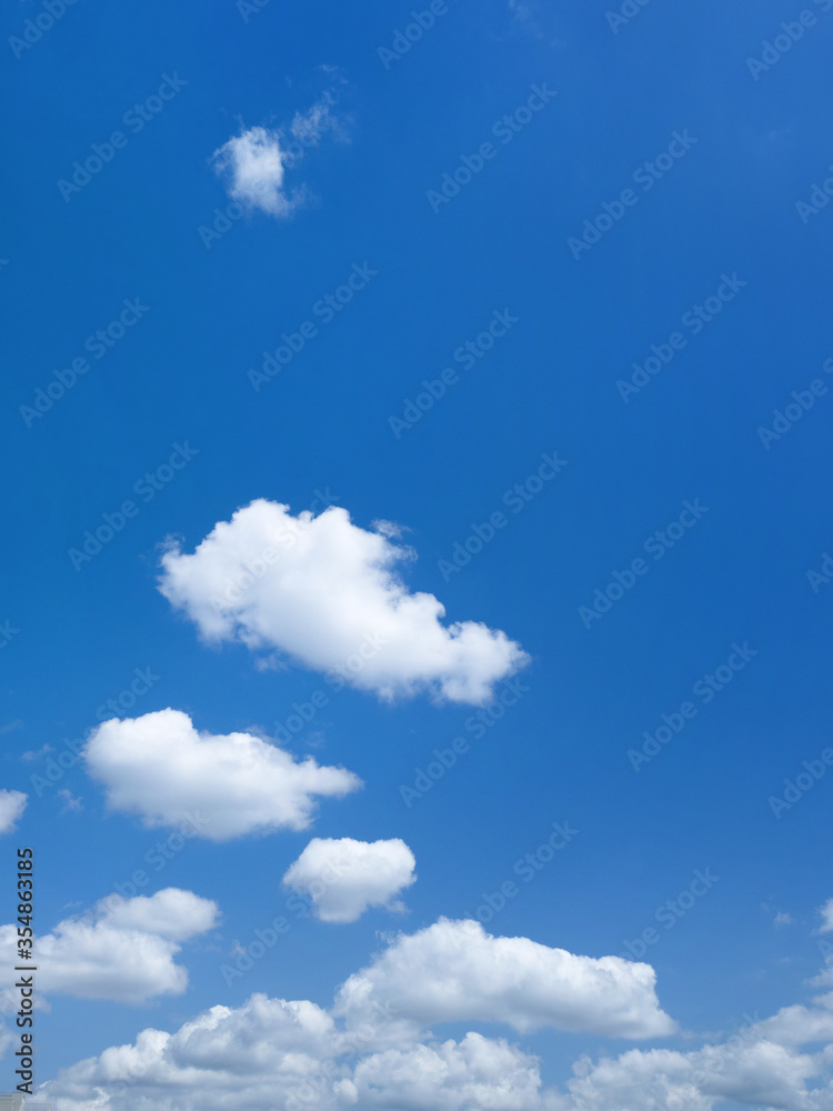 Obraz premium 初夏の青空と雲