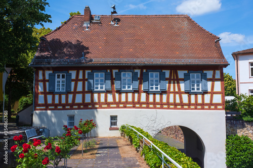 Blick auf das Küsterhaus der St. Peter und Paul Kirche in Hochheim am Main/Deutschland photo