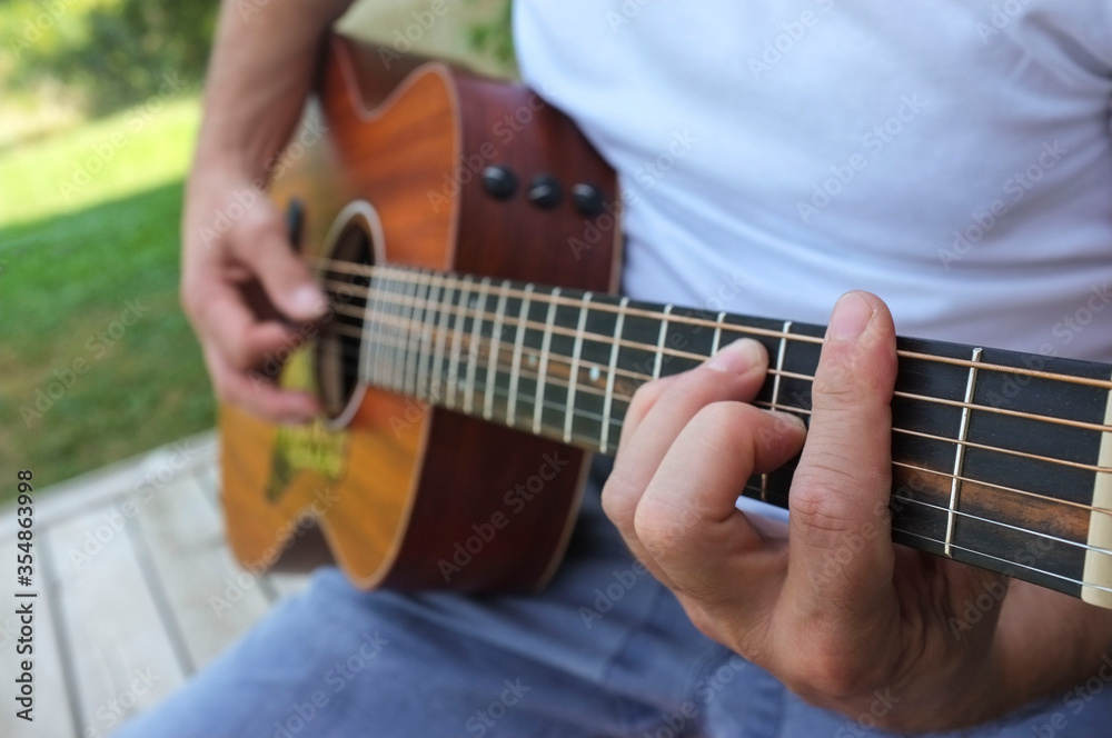 Obraz premium Close up of man playing guitar outdoor