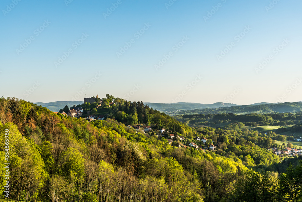 Blick über den Odenwald mit Burgruine Lindenfels, Hessen, Deutschland Blick über den Odenwald mit Burgruine Lindenfels, Hessen, Deutschland