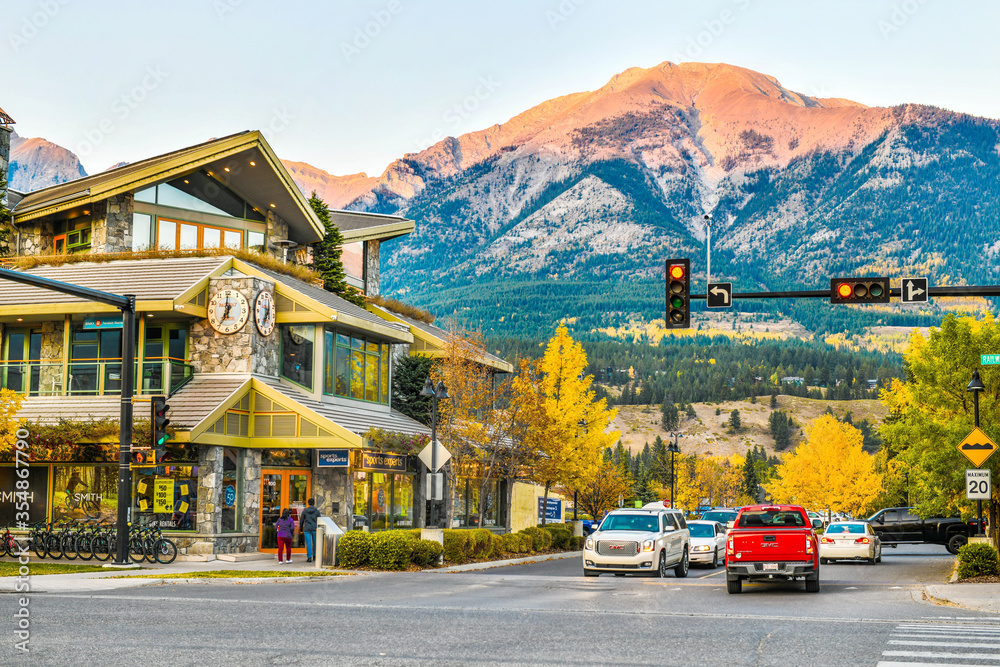 ALBERTA, CANADA - SEP 30, 2017 :The streets of Canmore in canadian ...
