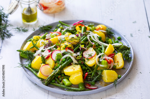 Bild auf Leinwand Summer salad with potatoes, green beans, asparagus, peas and radishes