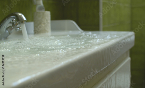 Foto Overflowing water in the bathroom