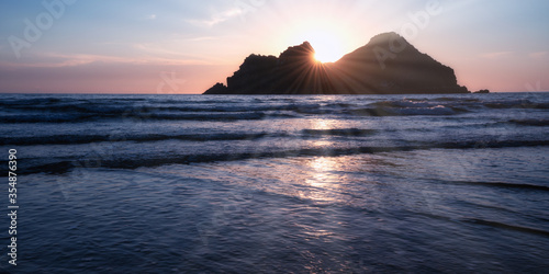 Slika na platnu Holywell bay sunset sunburst cornwall england uk above the islands of carters ro
