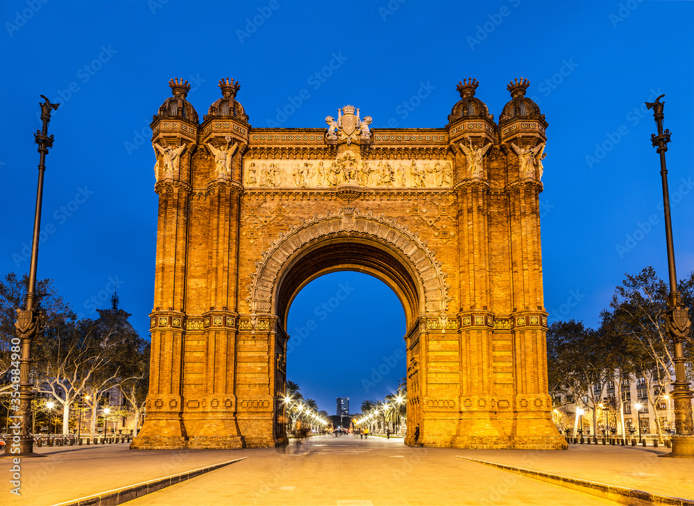 Fototapeta premium Arc de Triomphe in Barcelona at night, Catalonia, Spain
