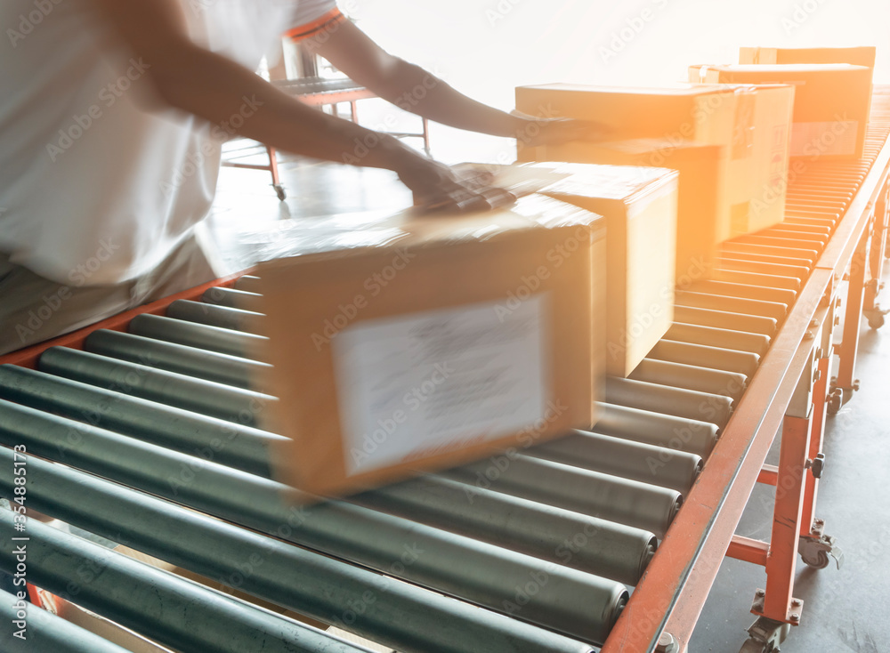 Warehouse Worker Sorting Shipment Package Boxes On Conveyor Belt In Distribution Warehouse Foto 3103