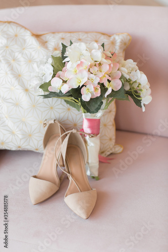 
Bridal bouquet and shoes of delicate color