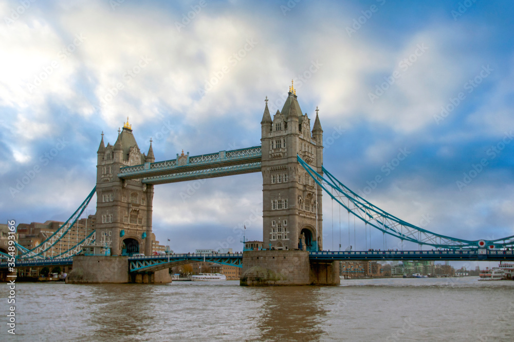 Fototapeta premium touristy two tower bridge w londynie