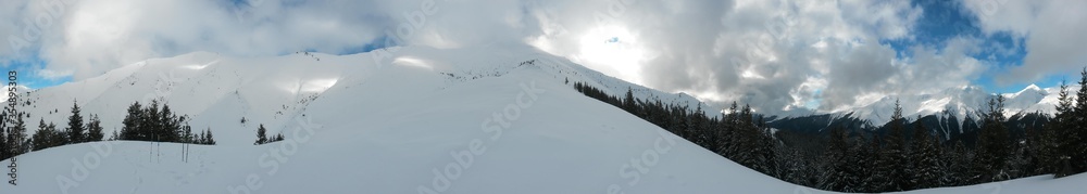 Obraz premium snowy mountain with beautiful clouds at high altitude 