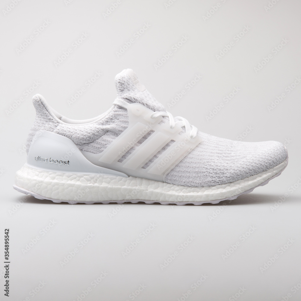 Sui Energizar Inconcebible VIENNA, AUSTRIA - AUGUST 7, 2017: Adidas Ultraboost white sneaker on white  background. Stock Photo | Adobe Stock