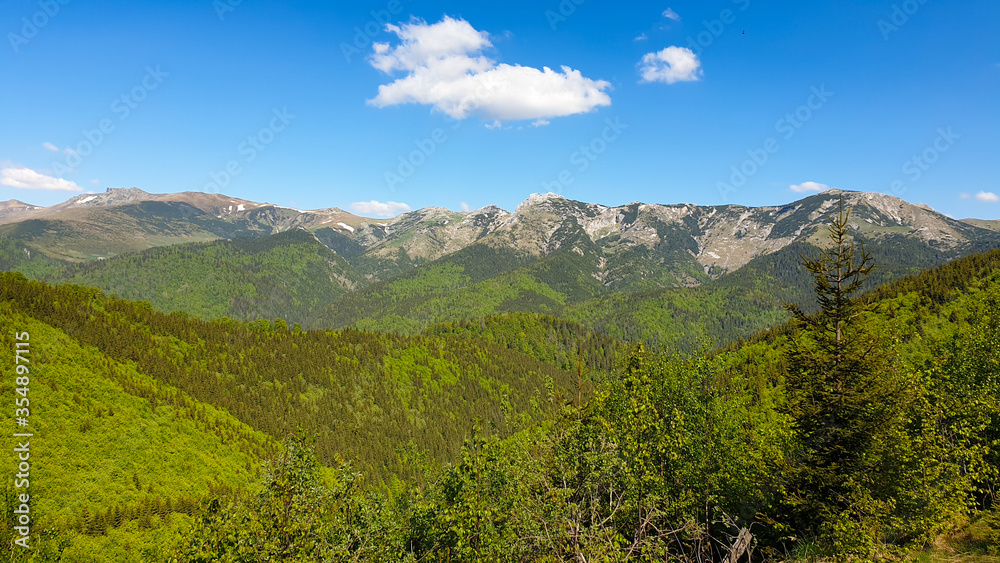 Romania, Valcan Mountains, viewpoint from Oslea Mountain 
to Godeanu Mountains, landscape with mountains