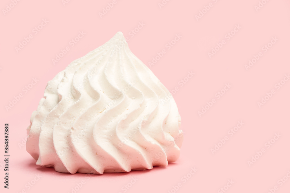 Un malvavisco merengue blanco en primer plano sobre un fondo rosa liso y aislado. Vista de frente. Copy space Un malvavisco merengue blanco en primer plano sobre un fondo rosa liso y aislado. Vista de frente. Copy space