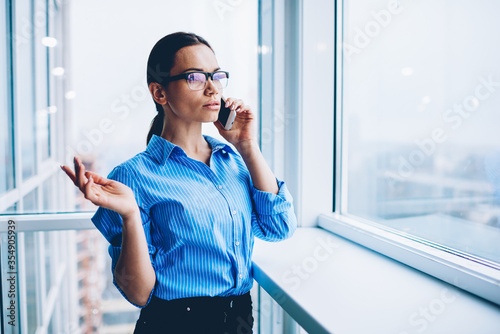 Obraz na plátně Young attractive brunette woman in office interior