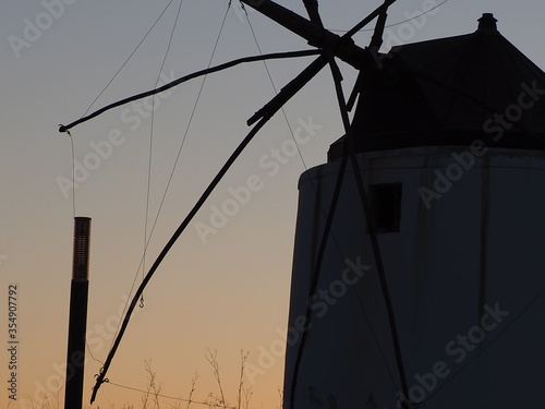 molino de viento antiguo con luces del atardecer en vejer de la frontera