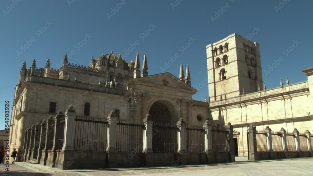Catedral de Zamora desde la Plaza de la Catedral. Catedral de Zamora desde la Plaza de la Catedral.