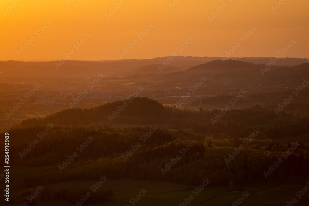 Zachodzące słońce w Rudawach / The setting sun in Rudawy Janowickie Mountains, Poland