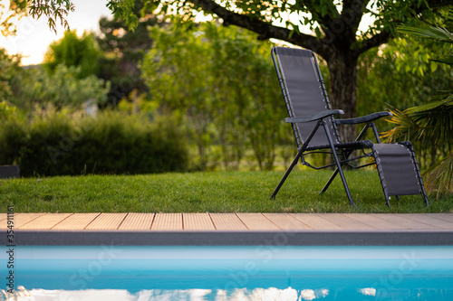 transat au bord de la piscine
 photo