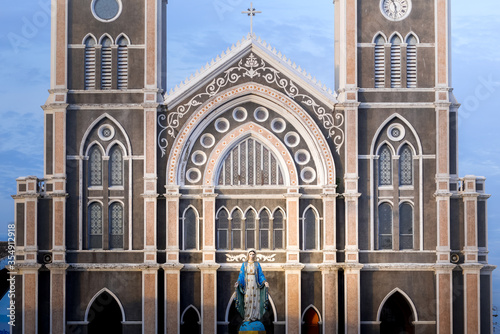 Fotografía Front view of cathedral of roman catholic church with mother Mary statue in Chan