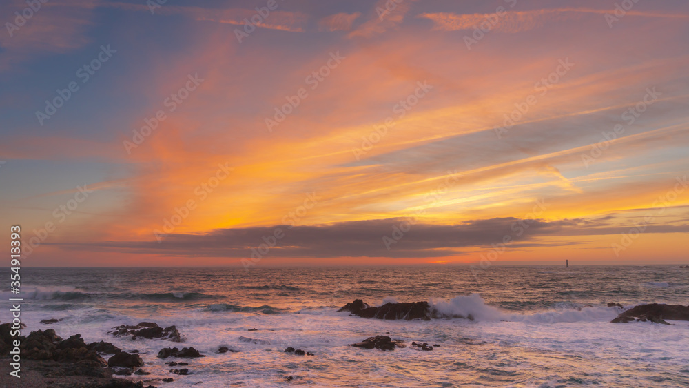 Obraz premium sunset over the sea in Guernsey